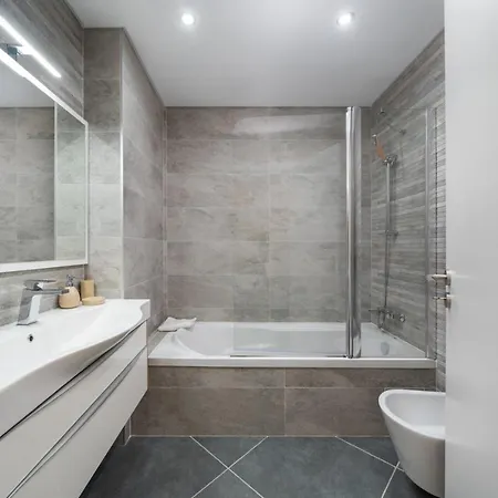 Modern Stylish 2 Bedroom Apartment, Close To Amenities,