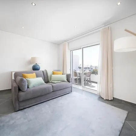 Modern Stylish 2 Bedroom Apartment, Close To Amenities, *