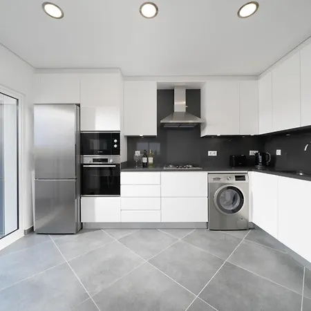 Modern Stylish 2 Bedroom Apartment, Close To Amenities, *
