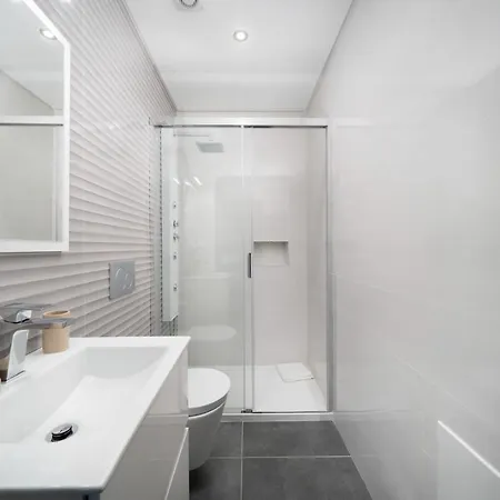 Modern Stylish 2 Bedroom Apartment, Close To Amenities, *